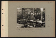 Paris. Usine Panhard et Levassor. Fabrication d'obus à balles. Centrage
