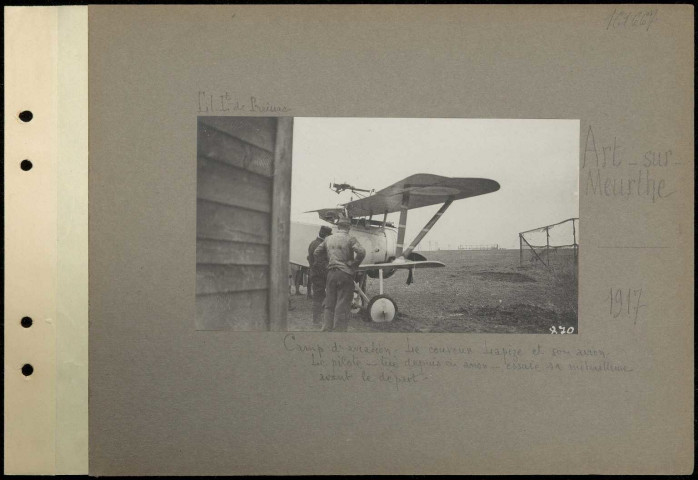 Art-sur-Meurthe. Camp d'aviation. Le coureur Lapize et son avion. Le pilote - tué depuis en avion - essaie sa mitrailleuse avant le départ