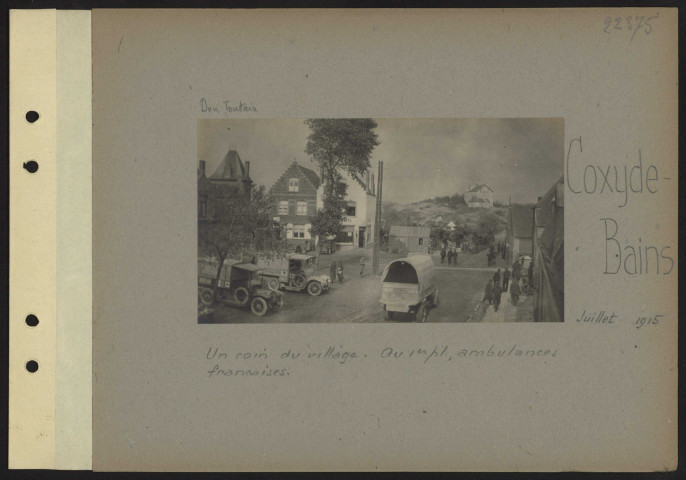 Coxyde-Bains. Un coin du village. Au premier plan, ambulances françaises