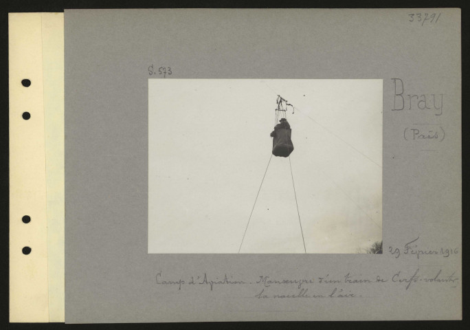 Bray (près). Camp d'aviation. Manœuvre d'un train de cerfs-volants ; la nacelle en l'air