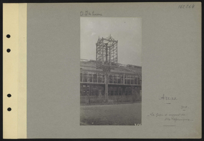 Arras. La gare et support de fils téléphoniques