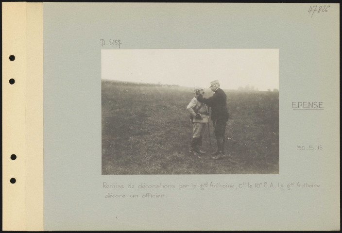 Épense. Remise de décorations par le général Anthoine commandant le 10e CA. Le général Anthoine décore un officier