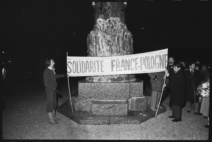 Solidarność avec le peuple polonais devant la statue d'Adam Mickiewicz. Les éboueurs bloquent l'Hôtel de Ville