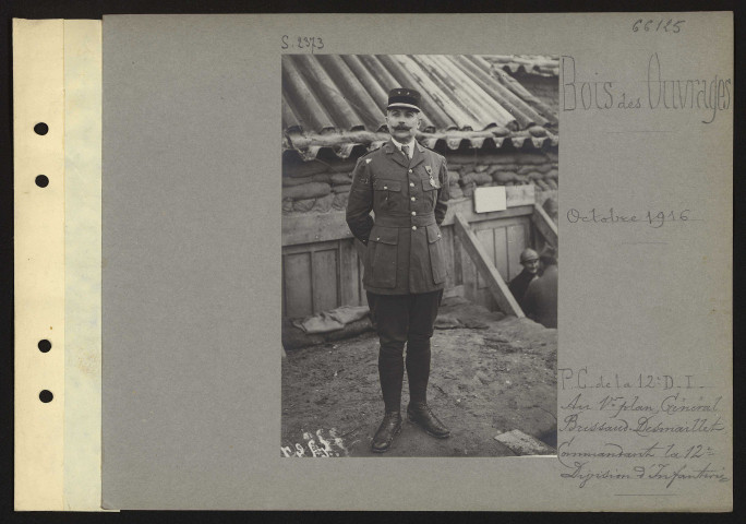 Bois des Ouvrages. Poste de commandement de la 12e division d'infanterie. Au premier plan, général Brissaud-Desmaillet, commandant la 12e division d'infanterie