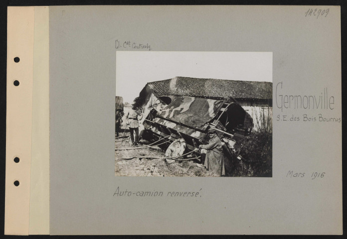Germonville (sud-est des Bois Bourrus). Auto-camion renversé