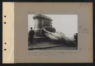 Metz. Sur l'esplanade. Statue de l'empereur Guillaume Ier renversée par les Messins