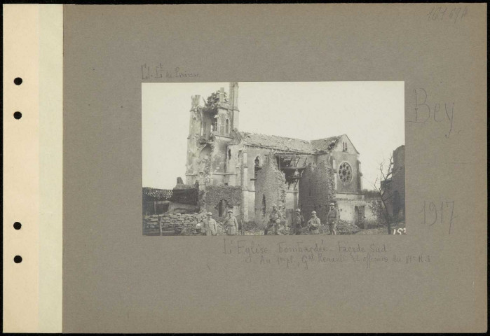 Bey. L'église bombardée. Façade sud. Au premier plan, général Renault et officiers du 81e régiment d'infanterie