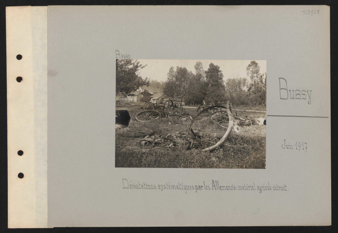 Bussy. Dévastations systématiques par les Allemands : matériel agricole détruit