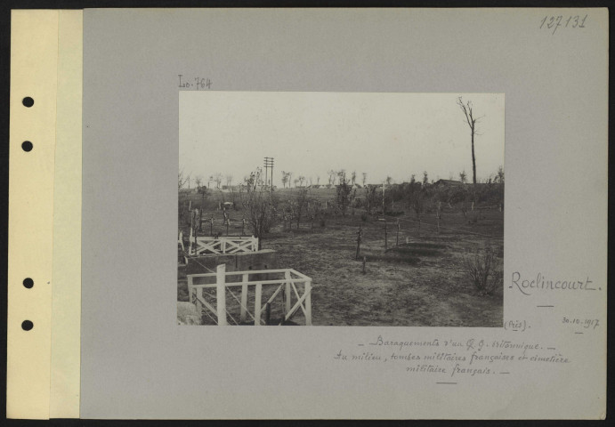 Roclincourt (près). Baraquements d'un QG britannique. Au milieu, tombes militaires françaises et cimetière militaire français