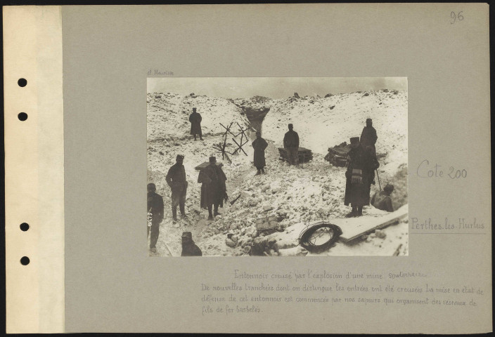 Cote 200, Perthes-lès-Hurlus. Entonnoir creusé par l'explosion d'une mine souterraine. De nouvelles tranchées dont on distingue les entrées ont été creusées. La mise en état de défense de cet entonnoir est commencée par nos sapeurs qui organisent des réseaux de fils de fer barbelés