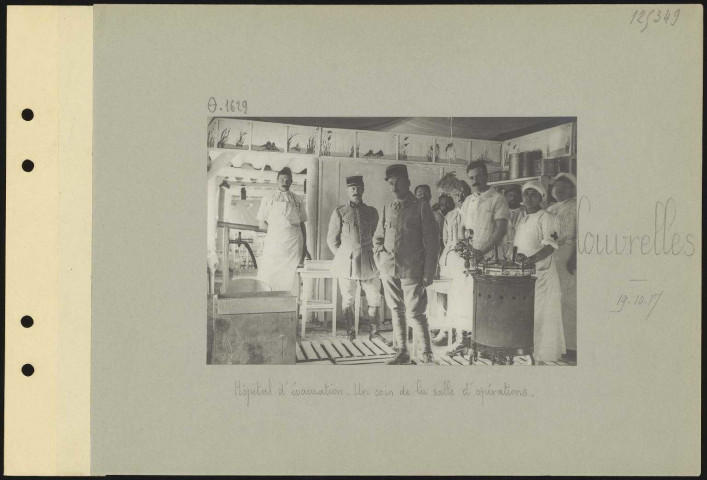 Couvrelles. Hôpital d'évacuation. La salle d'opération ; le plafond est renforcé de poutres, de sacs de sable et de tôles ondulées. Au premier plan, professeur Calvel, médecin-major