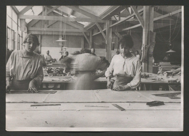 Confection de costumes militaires et Fabrique de chaussures à l'usine Bansa