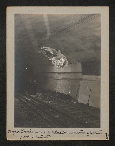 Trouée de la voûte du métropolitain par une bombe de Zeppelin (boulevard de Belleville)