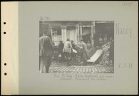 Nancy. Rue Saint-Jean. Maison bombardée par avions allemands. Enlèvement des cadavres
