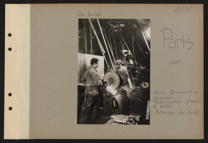 Paris. Usine Panhard et Levassor. Fabrication d'obus à balles. Polissage