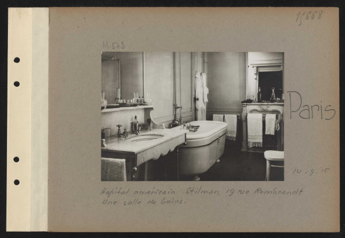 Paris. Hôpital américain Stilman, 19 rue Rembrandt. Une salle de bains