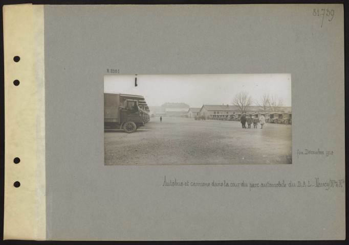 Nancy (Meurthe-et-Moselle). Autobus et camions dans la cour du parc automobile du détachement d'armée de Lorraine