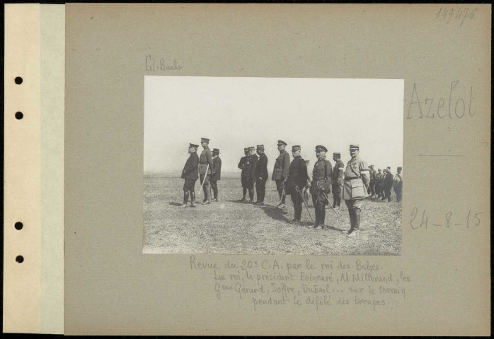 Azelot. Revue du 20e CA par le roi des Belges. Le roi, le président Poincaré, monsieur Millerand, les généraux Gérard, Joffre, Dubail... sur le terrain pendant le défilé des troupes