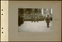 Reims. Place du Parvis. Remise de décorations. Le drapeau du 138e régiment d'infanterie
