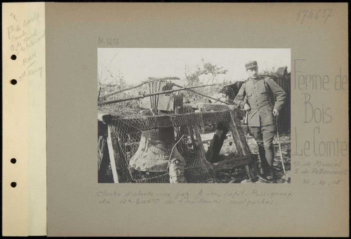Ferme de Bois Le Comte (ouest de Moncel, sud de Pettoncourt). Cloche d'alerte aux gaz. À droite, capitaine Rossigneux du 12e bataillon de tirailleurs malgaches