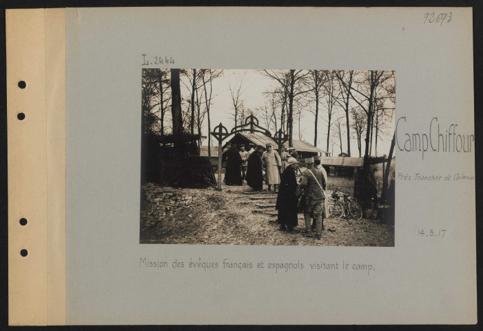 Camp Chiffour (près Tranchée de Calonne). Mission des évêques français et espagnols visitant le camp