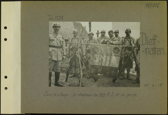 Dieffmatten. Dans le village. Le drapeau du 329e régiment d'infanterie et sa garde