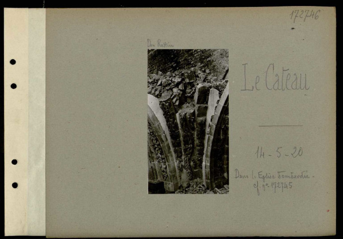 Le Cateau. Dans l'église bombardée. Croisée du transept, retombée des arcs