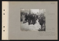 Noyon. Visite du président Poincaré : le président, le maire (à gauche), M. Painlevé (à droite) sortant du quartier de cavalerie