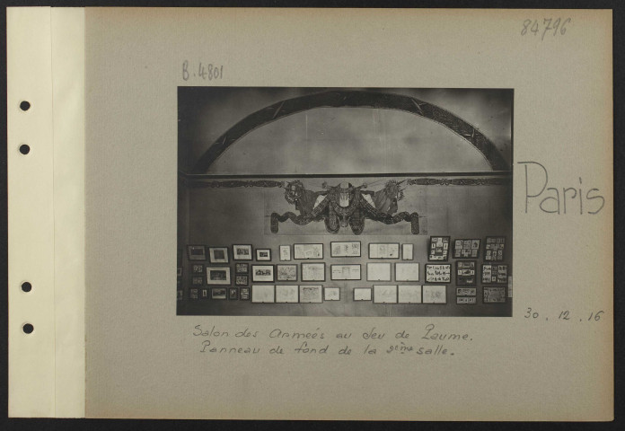 Paris. Salon des Armées au Jeu de paume. Panneau au fond de la deuxième salle