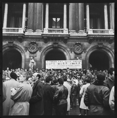 Manifestation de la PS, de l'AP et des HP à l'Opéra pour un reclassement du personnel ouvrier sans allongement de carrière