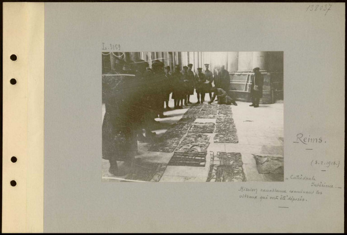 Reims. Cathédrale intérieur. Mission canadienne examinant les vitraux qui ont été déposés