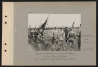 Candor (près). Remise de décorations par le général Pétain : les généraux Pétain et Humbert devant le drapeau du régiment d'infanterie coloniale du Maroc