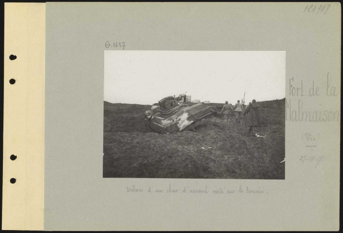 Fort de la Malmaison (près). Débris d'un char d'assaut resté sur le terrain