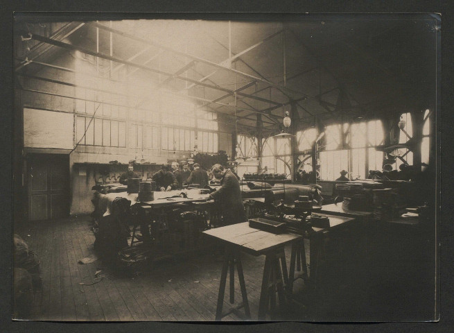 Paris (Seine) : Usine de chaussures Monteux, Maison CH. Blanc, Usine de Chaussures Dressoir, Confection robes et lingerie, Fabrique de chaussures