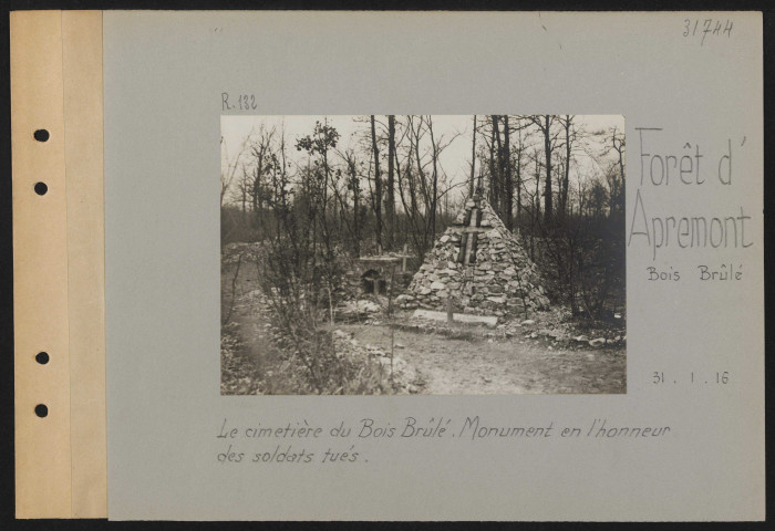 Forêt d'Apremont (Bois Brûlé). Le cimetière du Bois Brûlé. Monument en l'honneur des soldats tués