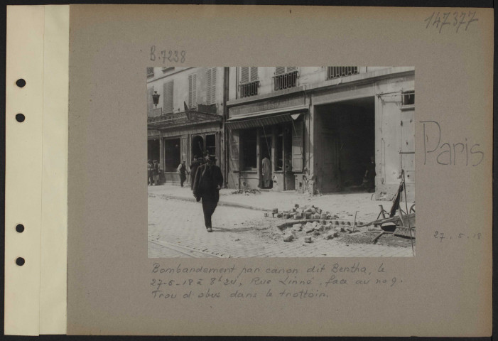Paris. Bombardement par canon dit Bertha, le 27-5-18 à 8h24, rue Linné, face au numéro 9. Trou d'obus dans le trottoir