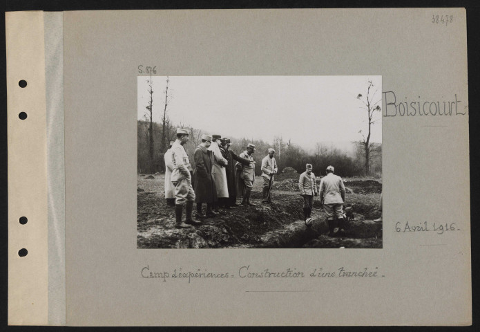 Boisicourt. Camp d'expériences : construction d'un tranchée