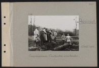 Boisicourt. Camp d'expériences : construction d'un tranchée