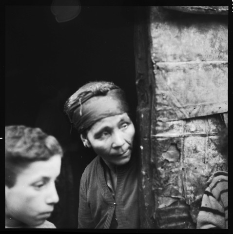 Portraits de personnes vivant dans des habitats précaires