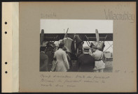 Villacoublay. Camp d'aviation. Visite du président Poincaré. Le président examine la nacelle d'un avion