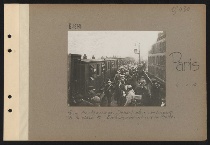 Paris. Gare Montparnasse. Départ d'un contingent de la classe 17. Embarquement des conscrits
