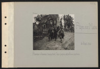 Roye-sur-Matz. Prisonniers allemands transportant leurs propre mitrailleuses capturées