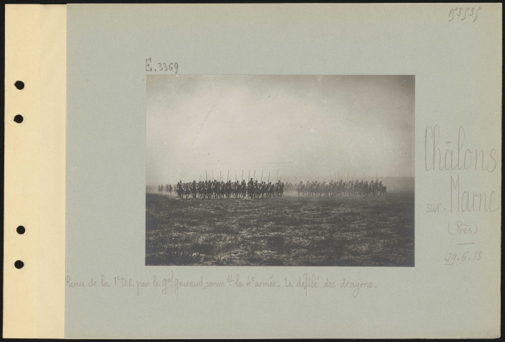 Châlons-sur-Marne (près). Revue de la 1ère division coloniale par le général Gouraud commandant la 4e armée. Le défilé des dragons