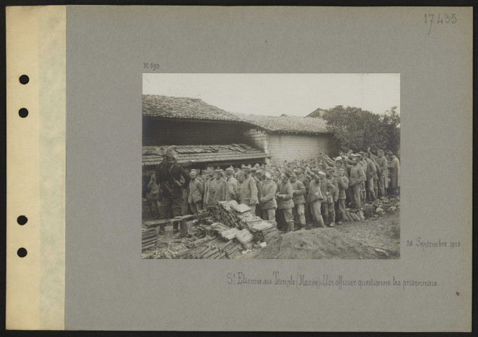 Saint-Étienne-au-Temple (Marne). Un officier questionne les prisonniers