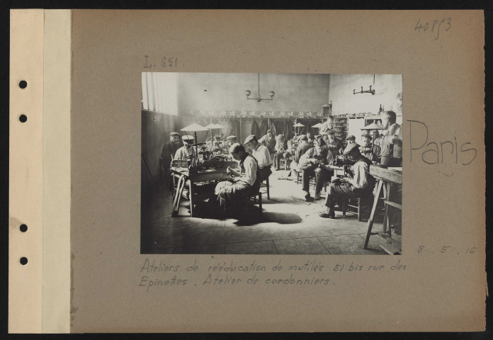 Paris. Ateliers de rééducation de mutilés 51 bis rue des Épinettes. Atelier de cordonniers