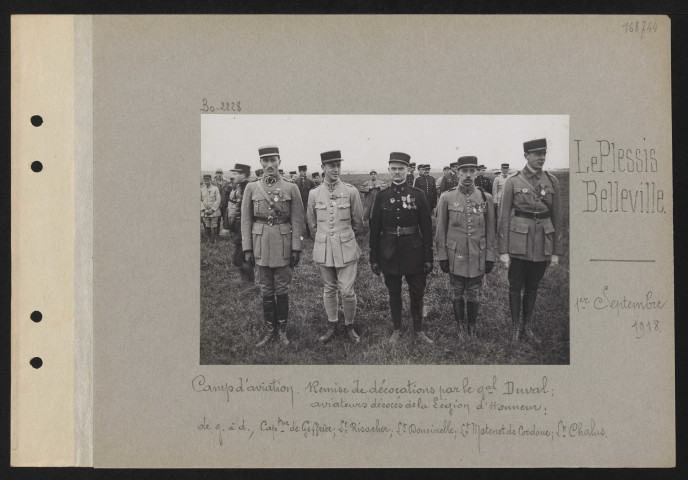 Le Plessis-Belleville. Camp d'aviation. Remise de décorations par le général Duval ; aviateurs décorés de la Légion d'honneur : de gauche à droite, capitaine de Greffier ; lieutenant Risacher ; lieutenant Dousinelle ; lieutenant Matenot de Cordoue ; lieutenant Chalus