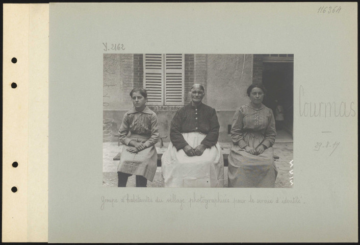 Courmas. Groupe d'habitantes du village photographiées pour le service d'identité