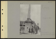 Arras. Place Victor Hugo et la Pyramide atteintes par les obus