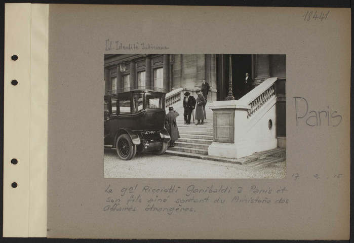 Paris. Le général Ricciotti Garibaldi à Paris et son fils aîné sortant du ministère des Affaires étrangères
