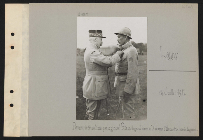 Lagny. Remise de décorations par le général Pétain : le général décore le lieutenant aviateur d'Harcourt de la croix de guerre
